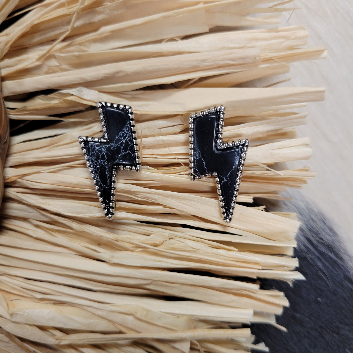 Thunderbolt Earrings [black]